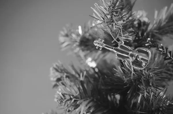 Fiol på julgran svart och vit färg tonar stil — Stockfoto