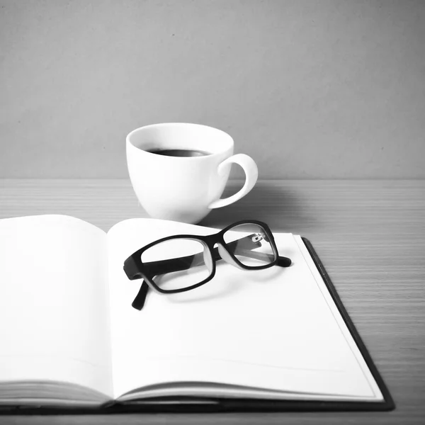 Libro aperto con tazza di caffè in bianco e nero tono di colore stile — Foto Stock