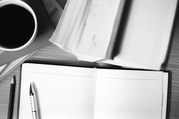 Carnet ouvert avec livre et tasse à café de couleur noir et blanc pour — Photo