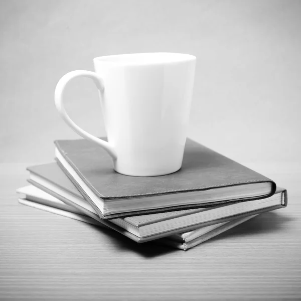 コーヒー マグカップ黒と白のトーン スタイル本のスタック — ストック写真