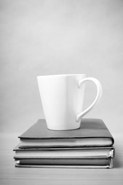 Stapel Buch mit Kaffeebecher Schwarz-Weiß-Ton-Stil — Stockfoto