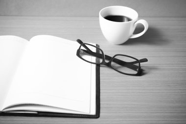 Açık defter ile kahve fincanı