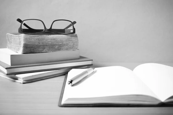 Cuaderno abierto con pila de libro de color blanco y negro estilo de tono — Foto de Stock