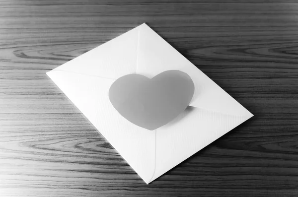 Hjärta med kuvert svart och vit färg tonar stil — Stockfoto