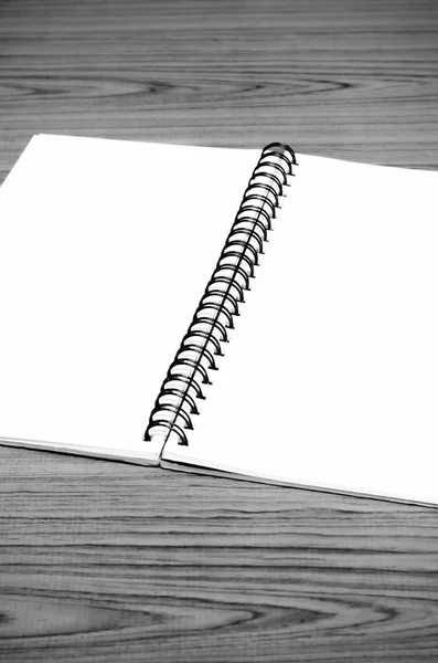 Notebook fekete-fehér befest hangszín vonalstílus — Stock Fotó