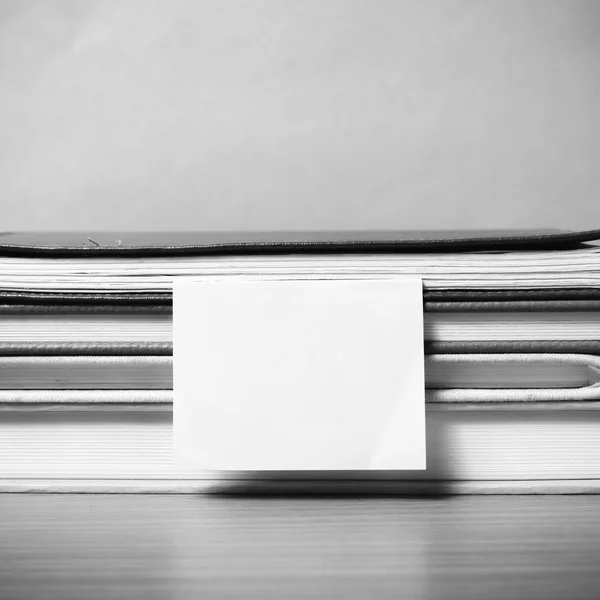 Pila di libro con nota appiccicosa in bianco e nero stile tono di colore — Foto Stock