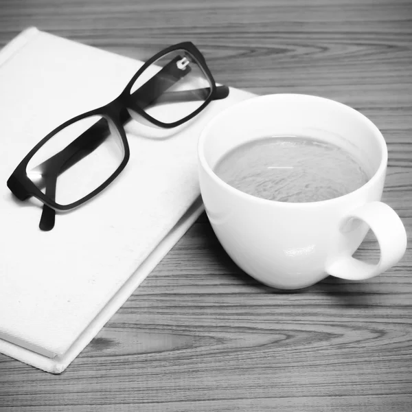 Taza de café y portátil con gafas tono de color blanco y negro — Foto de Stock