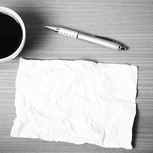 Papír a pero s kávy šálek černá a bílá barevný tón styl — Stock fotografie