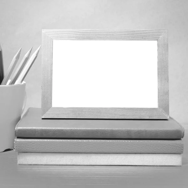 Στοίβα από βιβλίο και φωτογραφία σκελετό με χρώμα μολύβι μαύρο και άσπρο — Φωτογραφία Αρχείου