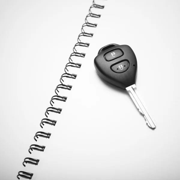 Llave del coche en el estilo del tono del color del cuaderno blanco y negro —  Fotos de Stock