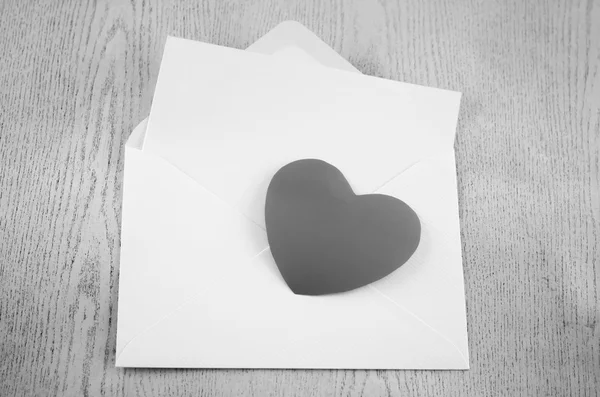 Hjärta med kuvert svart och vit färg tonar stil — Stockfoto
