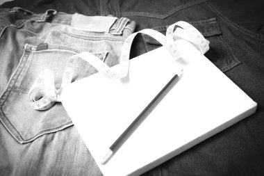 Teyp ve defter jean siyah ve beyaz rengi ile ölçme