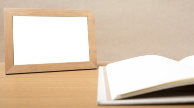 kitap ve fotoğraf çerçevesi