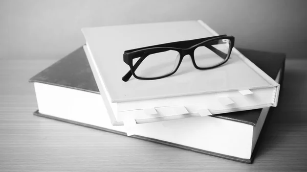 Libro con nota adhesiva y gafas de color blanco y negro tono — Foto de Stock