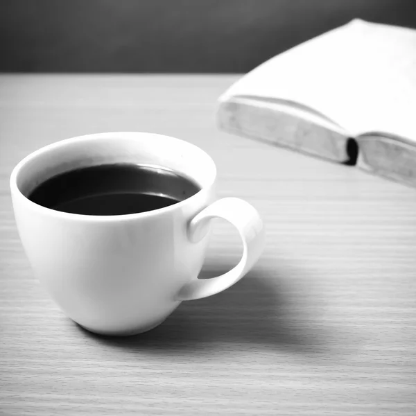 Livro aberto com café estilo tom de cor preto e branco — Fotografia de Stock