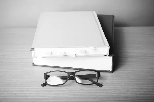 Libro con nota adhesiva y gafas de color blanco y negro tono —  Fotos de Stock