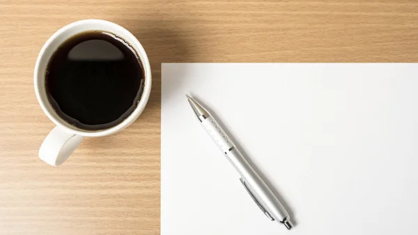 Kaffeetasse mit weißem Papier und Stift — Stockfoto