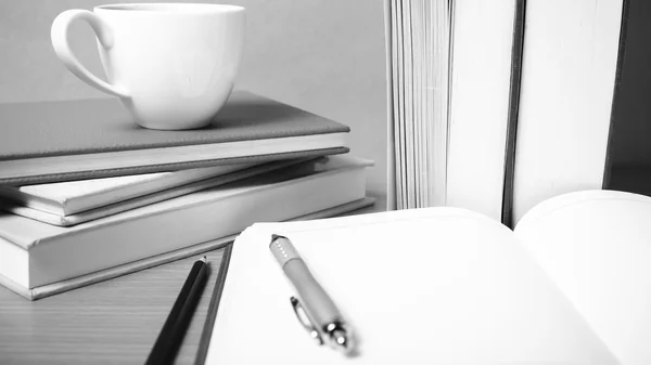 Carnet ouvert avec livre et tasse à café de couleur noir et blanc pour — Photo