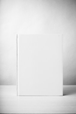 kitap siyah ve beyaz renk tonu stili