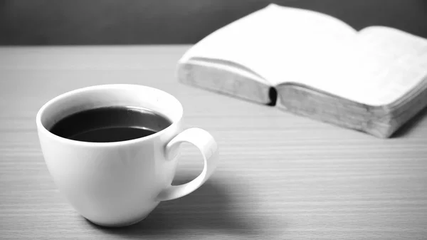 Livro aberto com café estilo tom de cor preto e branco — Fotografia de Stock