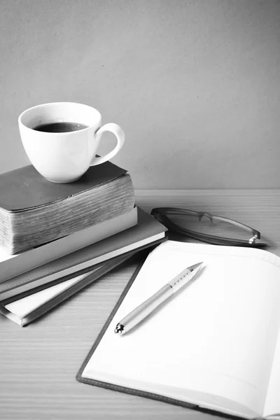 Libro aperto con tazza di caffè in bianco e nero tono di colore stile — Foto Stock