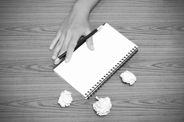 Hand schrijven op laptop met verfrommeld papier zwart-wit col — Stockfoto