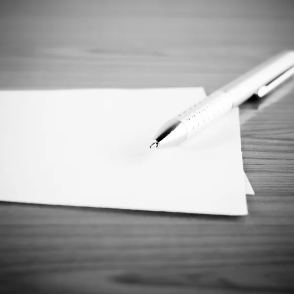 Penna med papper svart och vit färg tonar stil — Stockfoto
