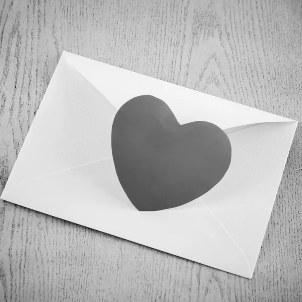 Сердце с конвертом черно-белый тон — стоковое фото