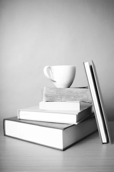 Kahve Kupası siyah ve beyaz renk tonu tarzı ile kitap yığını