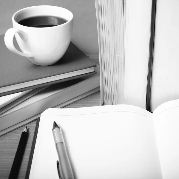 Carnet ouvert avec livre et tasse à café de couleur noir et blanc pour — Photo