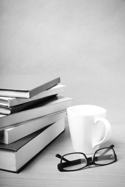 Стопка книги с кофе кружка черно-белый тон стиле — стоковое фото