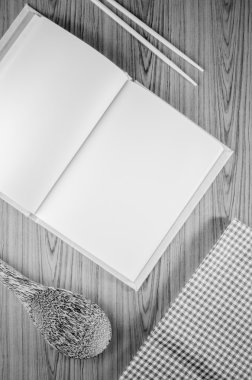 tahta arka plan siyah ve beyaz colo kaşık ile mutfak havlusu