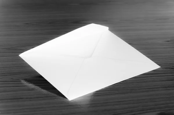 Envelope estilo tom de cor preto e branco — Fotografia de Stock