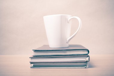 Kahve kupa vintage tarzı ile kitap yığını