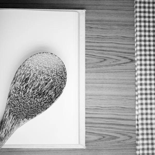 Toalha de cozinha com colher sobre fundo de madeira preto e branco colo — Fotografia de Stock