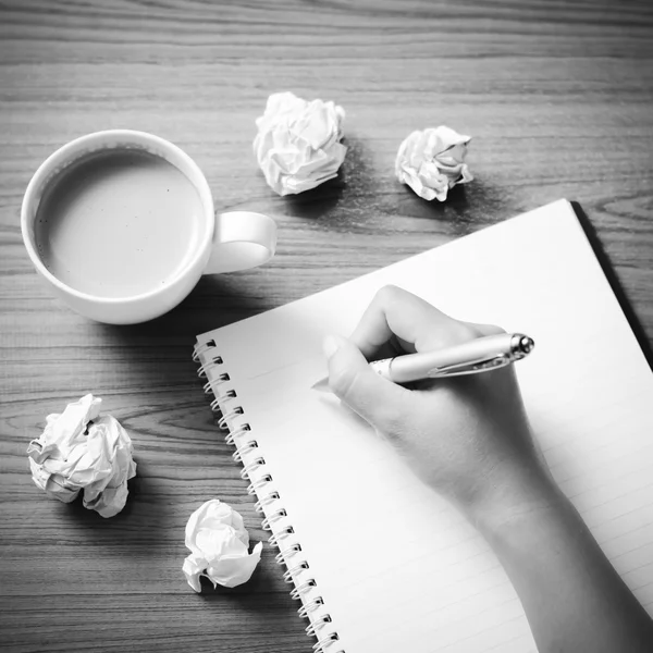 Scrittura a mano con penna su notebook in bianco e nero tono sty — Foto Stock