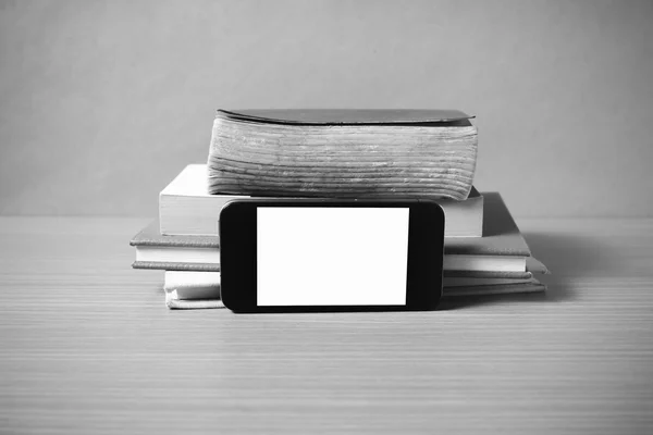 Stapel von Buch und Smartphone Schwarz-Weiß-Farbton Stil — Stockfoto