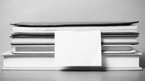 付箋黒と白の色のトーン スタイル本のスタック — ストック写真