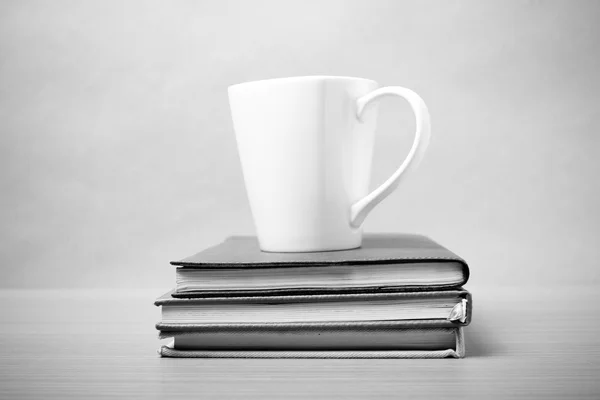 Pila de libro con taza de café estilo de tono blanco y negro — Foto de Stock