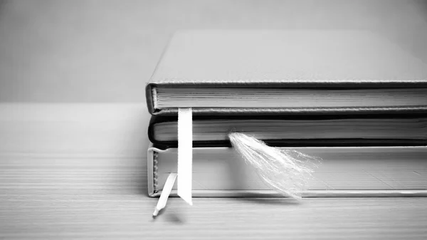 Pila di libro in bianco e nero tono di colore stile — Foto Stock