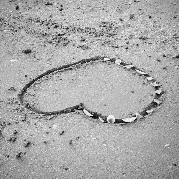 Un cuore sulla sabbia in spiaggia tono bianco e nero styl — Foto Stock