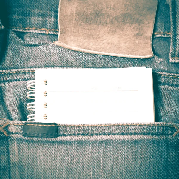 Блокнот папір в джинсовій кишені ретро вінтажний стиль — стокове фото