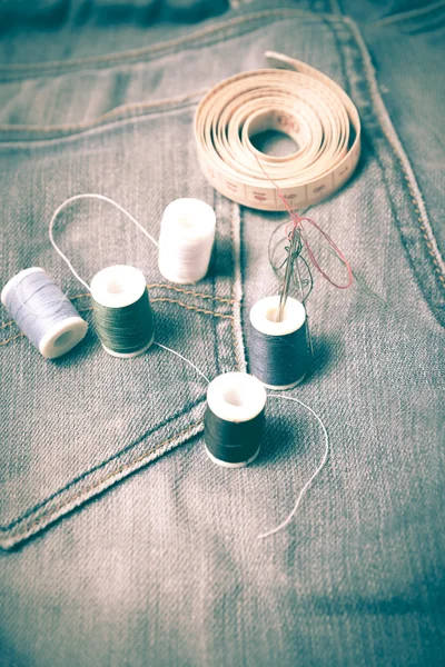 Jean pantolon ve dikiş retro vintage tarzı — Stok fotoğraf