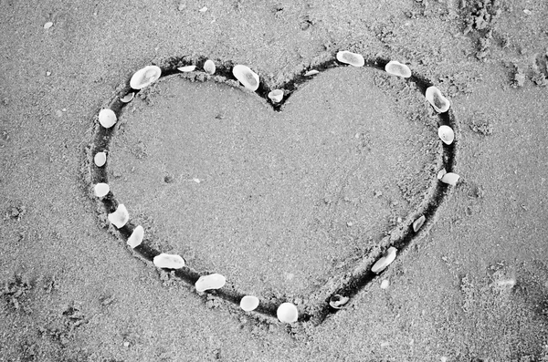 Een hart op het zand in de strand zwart-witte kleur Toon styl — Stockfoto