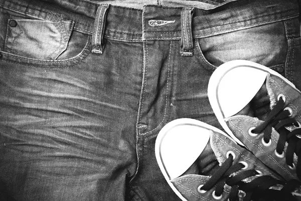 Кросівки на джинсових штанах чорно-білий колірний стиль — стокове фото