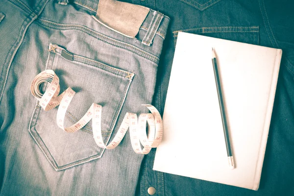 Ruban à mesurer et carnet avec jean style vintage rétro — Photo