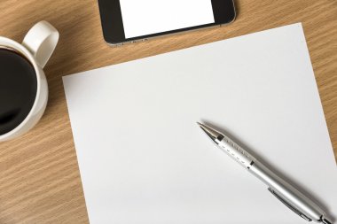 Kağıt ve kalem kahve fincanı ve akıllı telefon