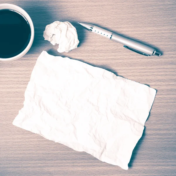 Бумага и смятые с ручкой и кофе чашки винтажный стиль — стоковое фото