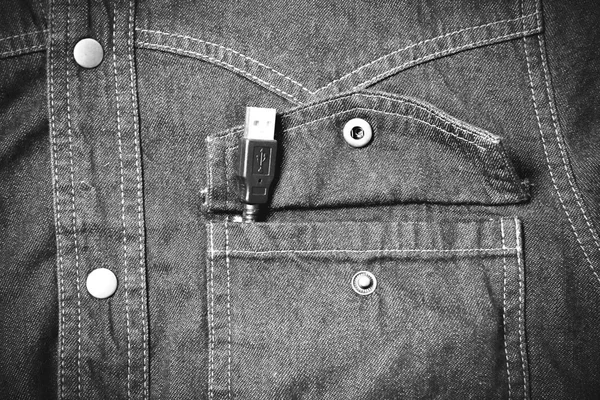 Cabo usb no bolso jean estilo de cor tom preto e branco — Fotografia de Stock