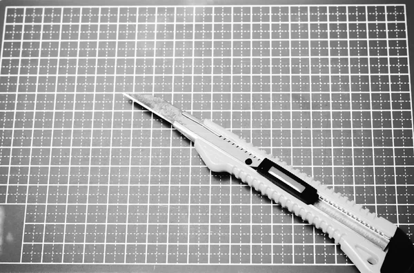 Yönetim Kurulu siyah ve beyaz renk tonu stil kesim üzerinde kesici bıçak — Stok fotoğraf